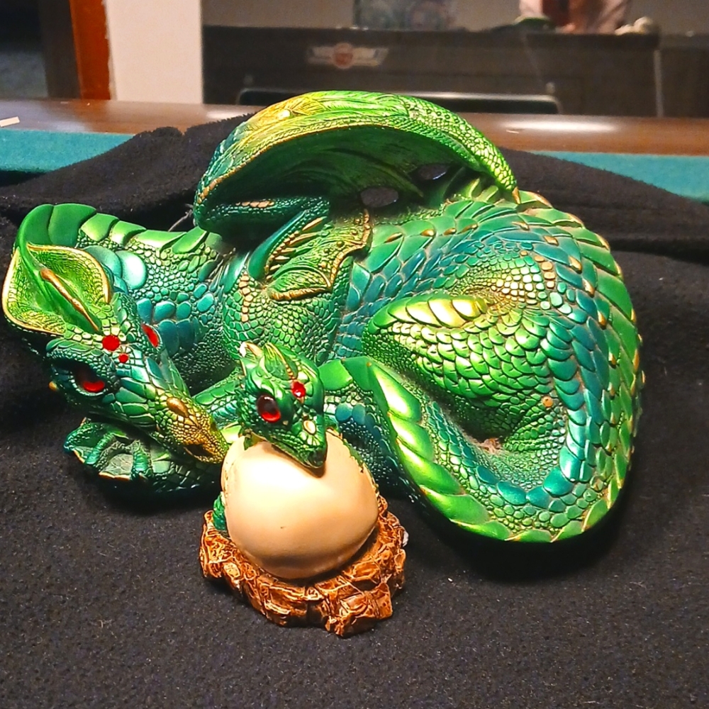 Windstorm editiomother and hatchling dragon set.